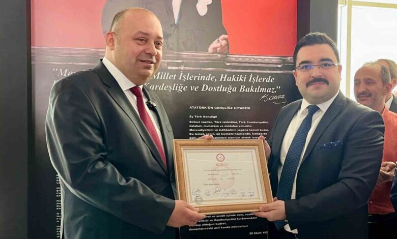 Gönen’de İbrahim Palaz mazbatasını aldı 1 gonende ibrahim palaz mazbatasini aldi 9fca60b e1712240311336 |