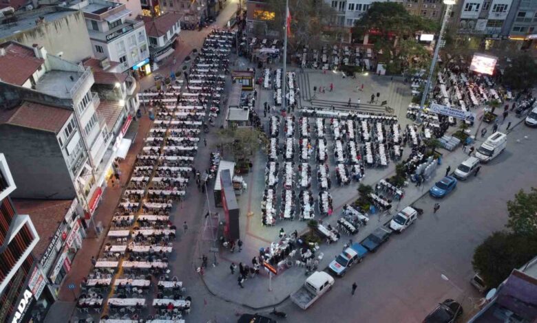 Kadir Gecesi’nde 5 bin kişi cadde ve sokaklarda iftar yaptı 1 kadir gecesinde 5 bin kisi cadde ve sokaklarda iftar yapti 7d5ff90 |