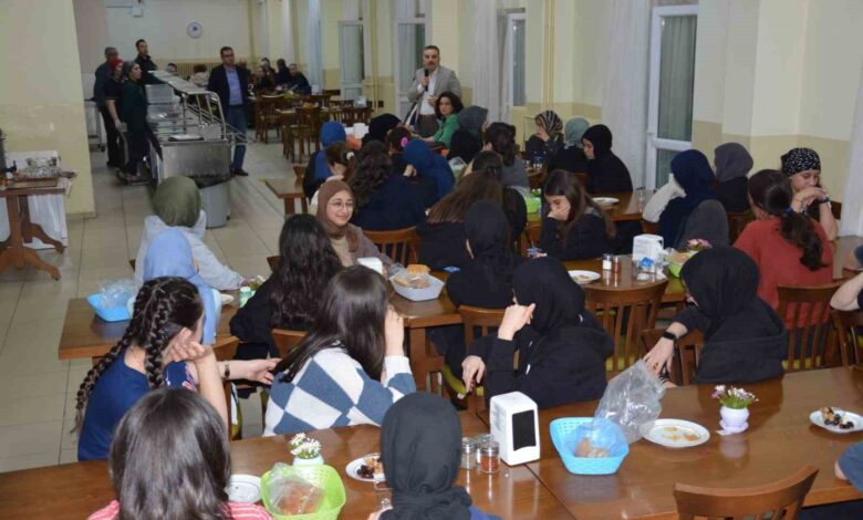Kaymakam Odabaş öğrenciler ile iftar yaptı 1 kaymakam odabas ogrenciler ile iftar yapti ab37566 |
