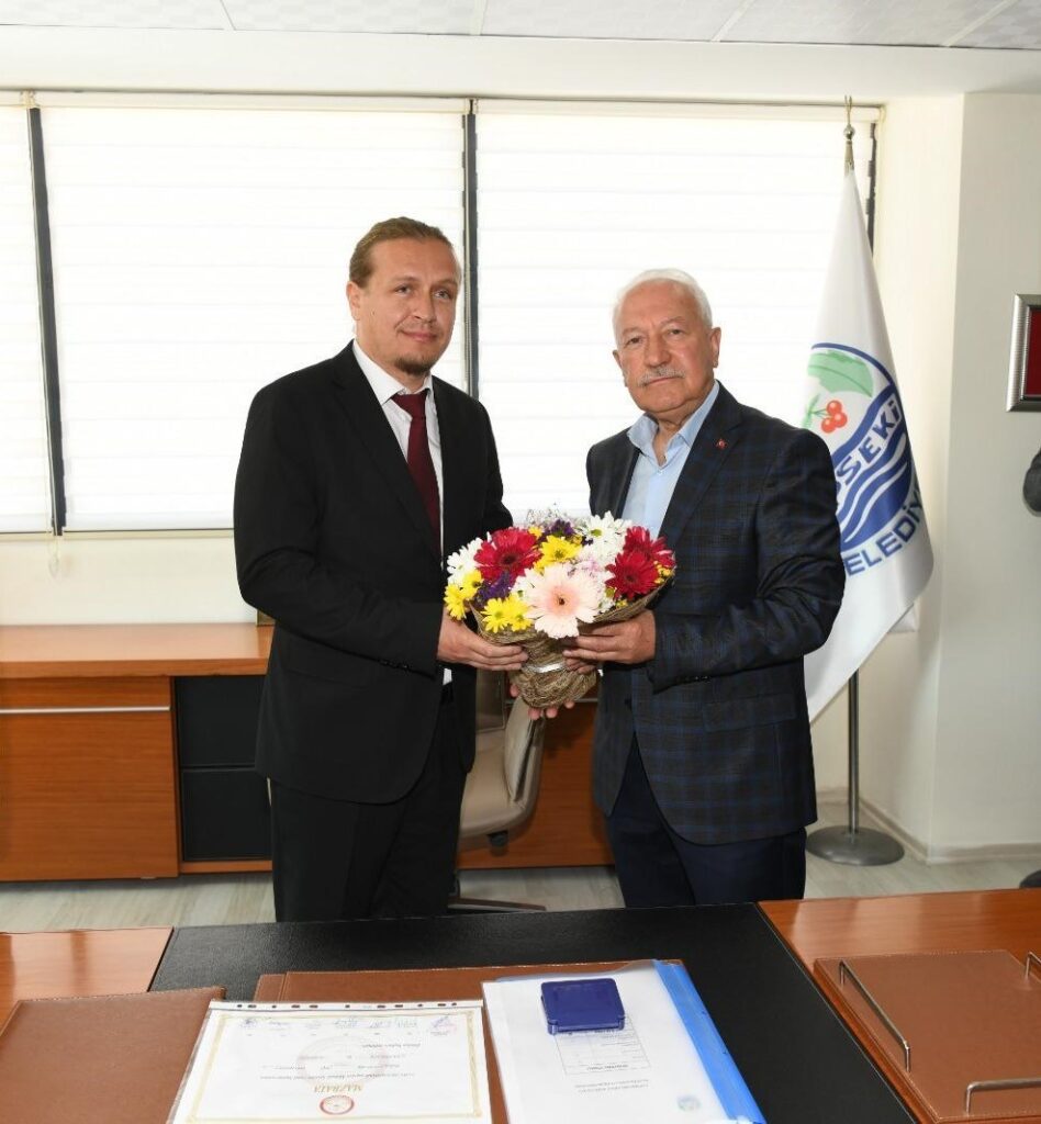 lapseki belediye baskani atilla ozturk mazbatasini aldi goreve basladi b7f7840 |