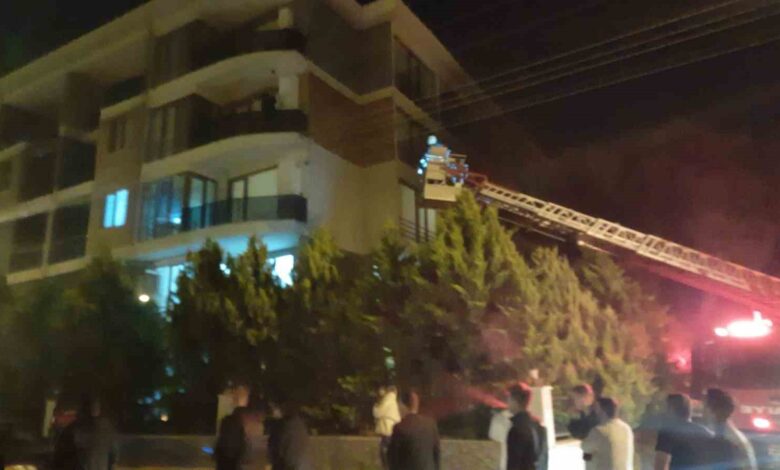 Otoparkta otomobil yandı, 52 dairelik bina tahliye edildi 1 otoparkta otomobil yandi 52 dairelik bina tahliye edildi 6489640 |