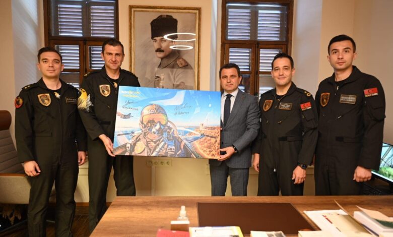 SOLOTÜRK pilotlarından Alan Başkanı Kaşdemir’e, Şehitler Abidesi yakınında havada çekilmiş imzalı fotoğraf 1 soloturk pilotlarindan alan baskani kasdemire sehitler abidesi yakininda havada cekilmis imzali fotograf 928ae11 |