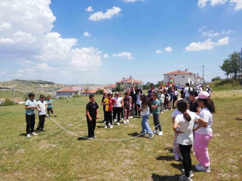 100 cocuk dogada senlik havasinda oyun oynadi f571e25 |