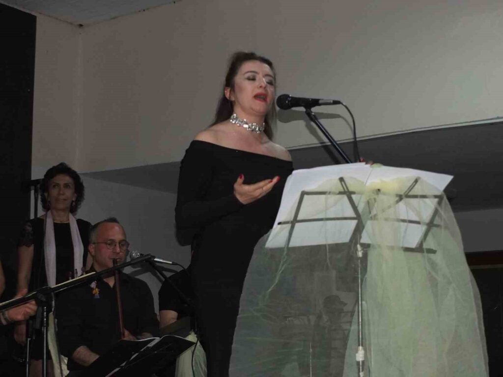 balikesirde kursiyerler korosunun konseri izleyenleri costurdu d5b6db8 |