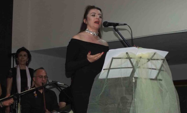 balikesirde kursiyerler korosunun konseri izleyenleri costurdu d5b6db8 |