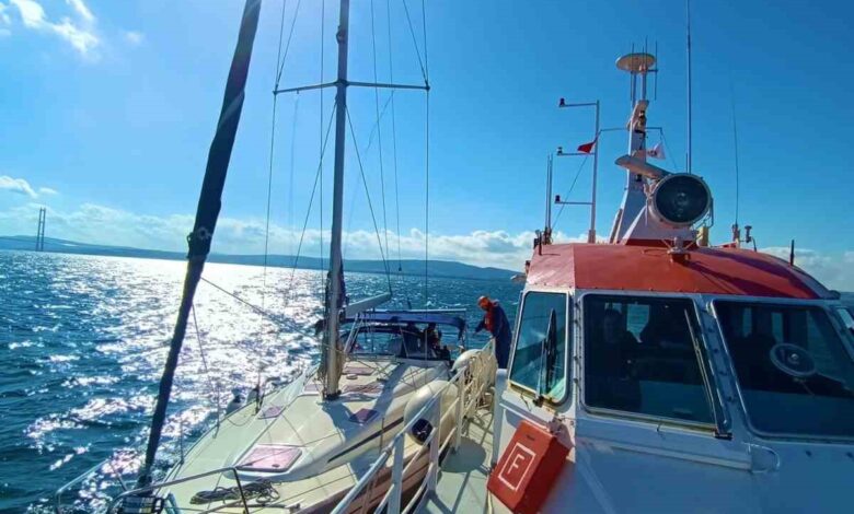 canakkale bogazinda icinde 2 kisinin bulundugu tekne kurtarildi d240521 |