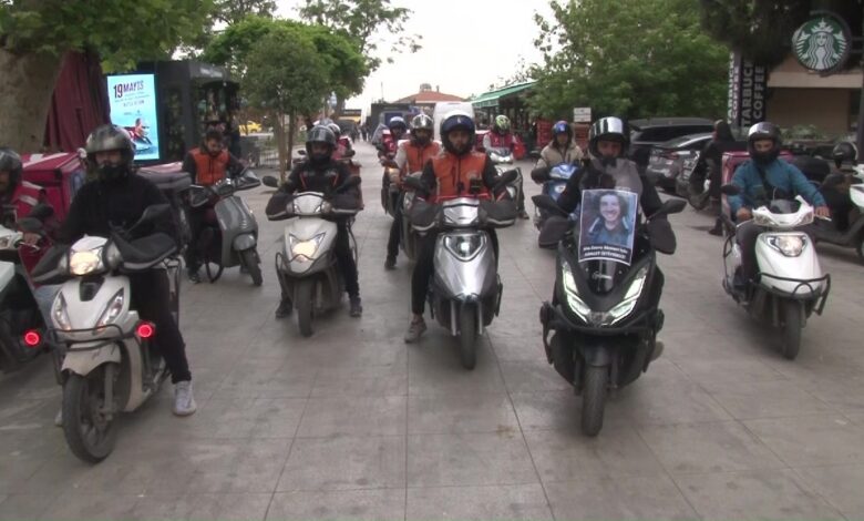 kadikoyde motokuryeler ata emre icin kornaya basti 091c5a8 |