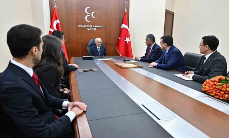 MHP lideri Bahçeli’ye anlamlı ziyaret 1 mhp lideri bahceliye anlamli ziyaret b864598 |
