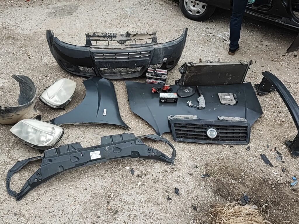 sanayiye birakilan aracin parcalarini caldilar 20e7b5e |