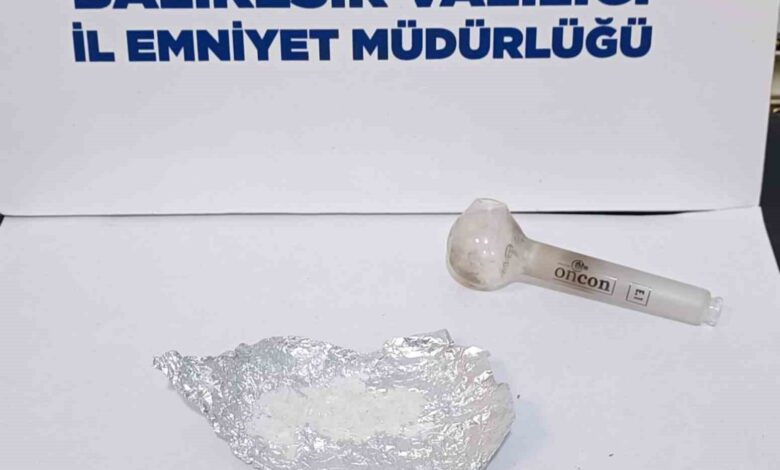 Tedirgin tavırları ele verdi: Torpido bölümünden uyuşturucu çıktı 1 tedirgin tavirlari ele verdi torpido bolumunden uyusturucu cikti 6412b11 |