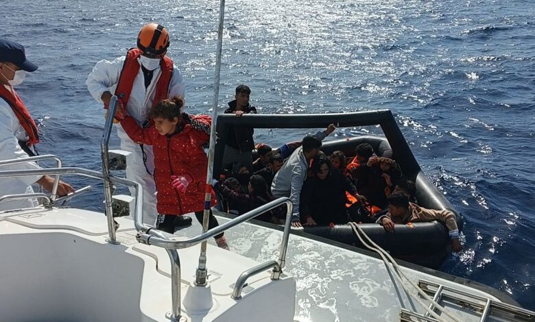 Yunan unsurları geri itti, can salı içindeki kaçak göçmenler dalgalar arasında ölümle burun buruna geldi 1 yunan unsurlari geri itti can sali icindeki kacak gocmenler dalgalar arasinda olumle burun buruna geldi d10131f |