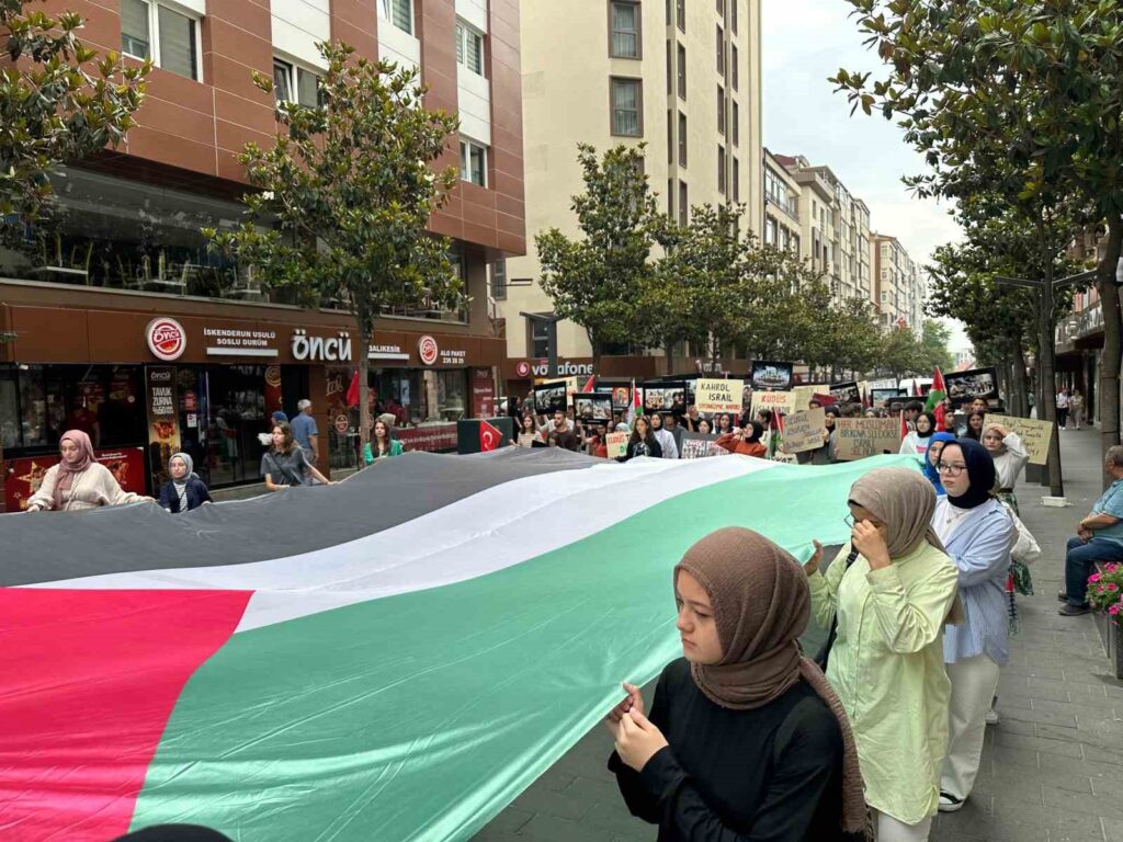 balikesirde lise ogrencilerinden gazzeye destek yuruyusu 6f5f9aa |