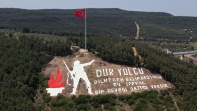 canakkalenin simgesi dur yolcu yazisinin turk bayragi ve diregi yenilendi 21d4897 |