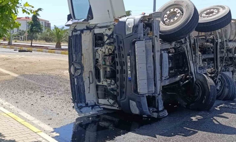 edremitte lastigi patlayan tir karayolunu trafige kapatti 14004c9 |