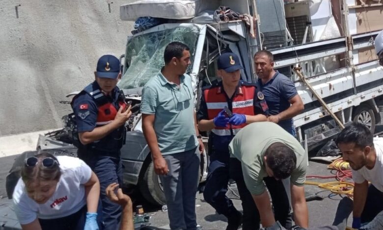 Tıra arkadan çarpan kamyonetin sürücüsü yaralandı 1 tira arkadan carpan kamyonetin surucusu yaralandi d6e63aa |