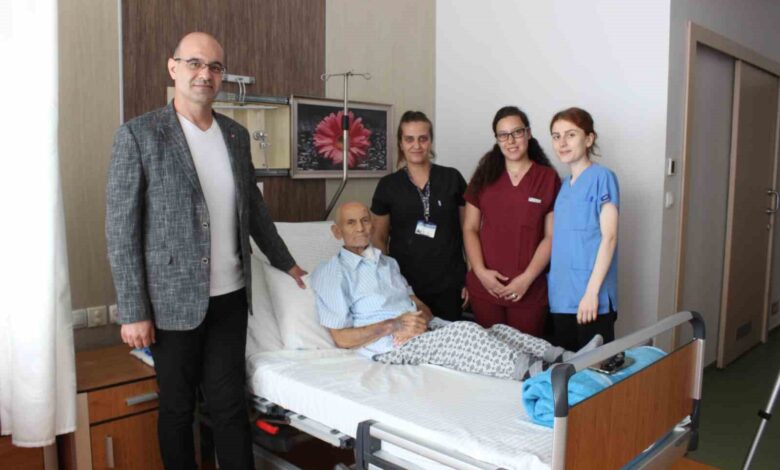 6 ay sonra ilk kez su içebildi: "İçtiğim su zemzem gibi geldi" 1 6 ay sonra ilk kez su icebildi ictigim su zemzem gibi geldi 6b956a6 |