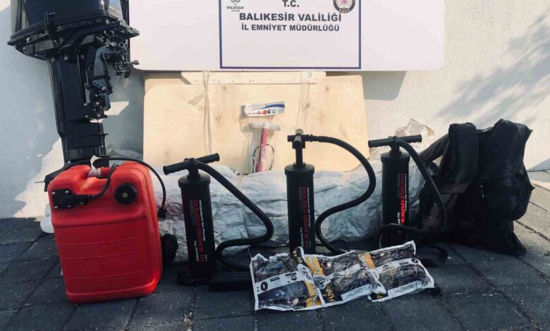 ayvalikta polis 7 duzensiz gocmen ve 2 organizatoru kiskivrak yakaladi f495e87 |