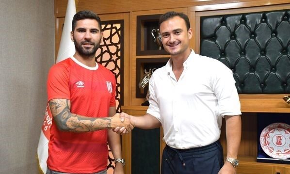 balikesirspor cenk ozbeyi kadrosuna katti 222cdb5 e1722348008396 |