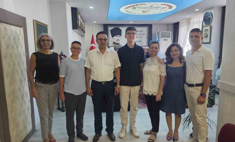 Bandırma İlçe Milli Eğitim Müdürü, Türkiye birincilerini makamında ağırladı 1 bandirma ilce milli egitim muduru turkiye birincilerini makaminda agirladi 22f4556 |