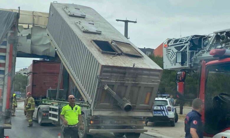 Bandırma’da dorsesi açık kalan tır üst geçide vurdu 1 bandirmada dorsesi acik kalan tir ust gecide vurdu 050c92a |
