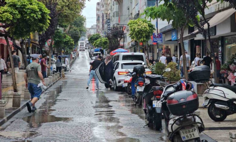 Bandırma’da sağanak yağış serinlik getirdi 1 bandirmada saganak yagis serinlik getirdi e040464 |