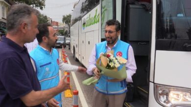 bandirmali hacilar ciceklerle karsilandi 1851341 |
