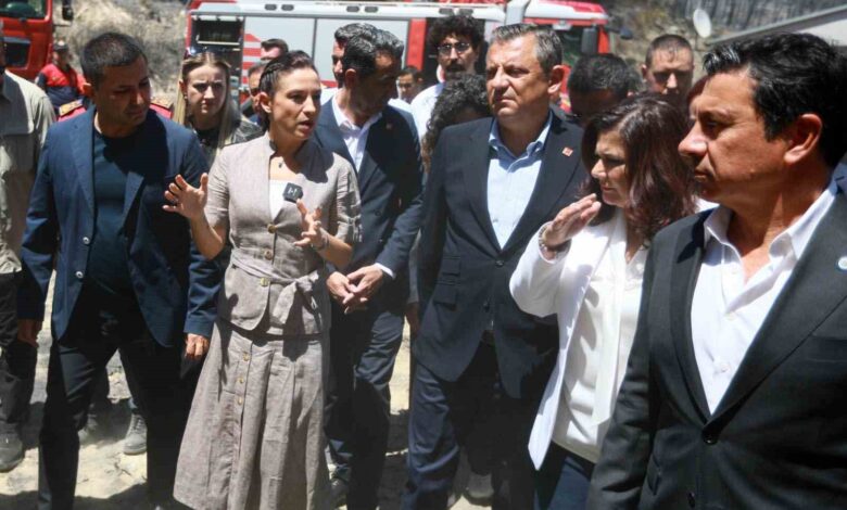 chp genel baskani ozgur ozel selcukta yangin alaninda incelemede bulundu d2ec3b3 |