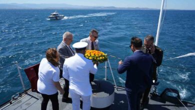 deniz sehitlerinin anisina sahil guvenlik hucumbotu ile denize celenk birakildi 408e3af |