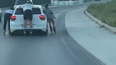 otomobile tutunarak ilerleyen patenli cocuklar kamerada e18e31c |