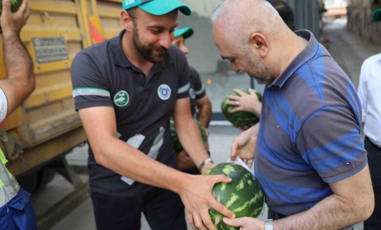 tarlada kalan karpuzlari ciftciden aldilar vatandasa ucretsiz dagittilar 77bad7a |