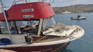 yunan unsurlarinin carparak hasar verdigi balikci teknesi kuzu limanina cekildi e040464 |