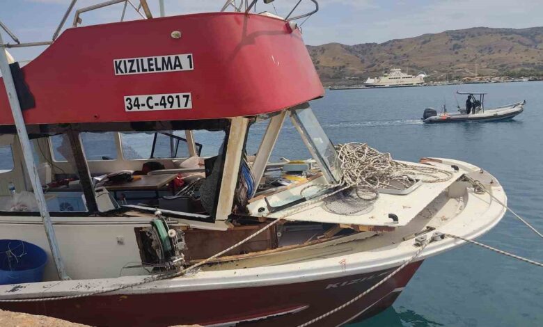 yunan unsurlarinin carparak hasar verdigi balikci teknesi kuzu limanina cekildi e040464 |