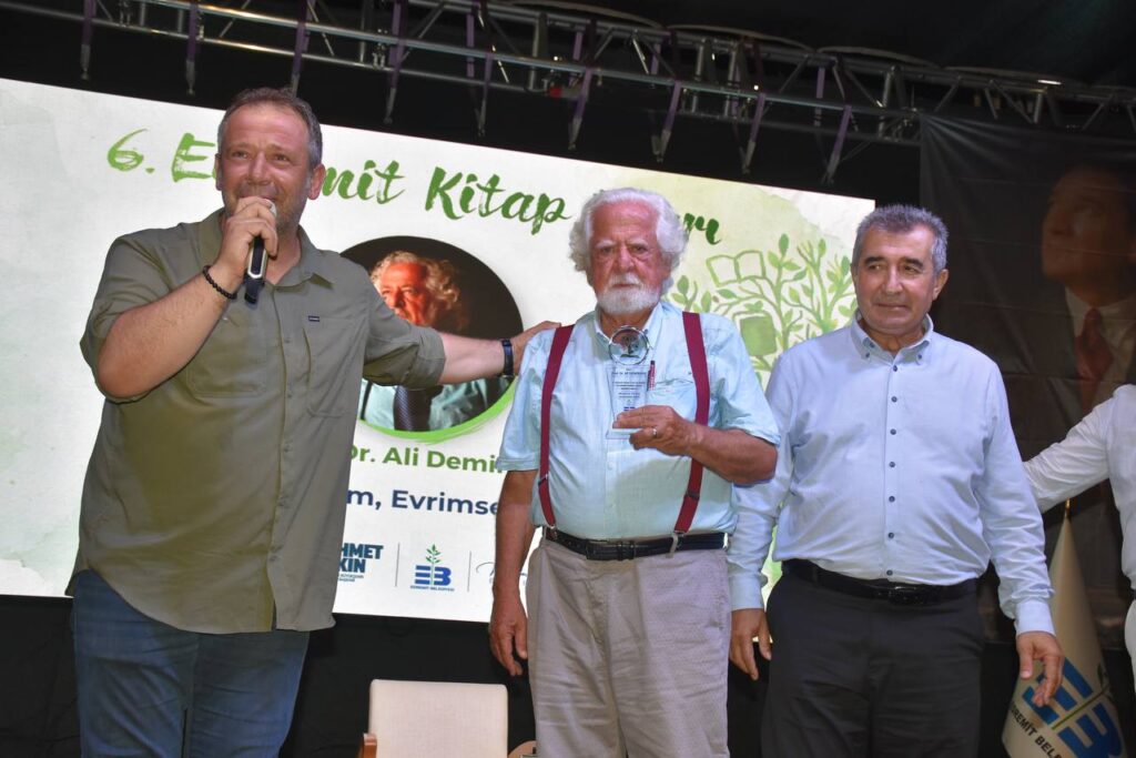 6. Edremit Kitap Fuarı'nın üçüncü günü: Sanat, bilim ve düşünce bir arada! 3 WhatsApp Image 2024 08 22 at 14.22.56 1 |