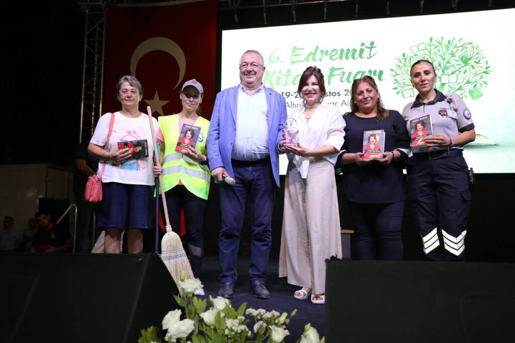 6. Edremit Kitap Fuarı'nın üçüncü günü: Sanat, bilim ve düşünce bir arada! 2 WhatsApp Image 2024 08 22 at 14.22.58 |