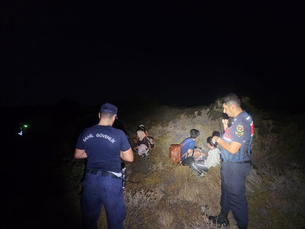 ayvalikta 5i cocuk 10 duzensiz gocmen sahil guvenlik koldes ve jandarma timlerince yakalandi e8fe62e |