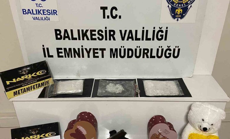 balikesirde uyusturucu operasyonu 422 gram metamfetamin ele gecirildi e6abb3e |