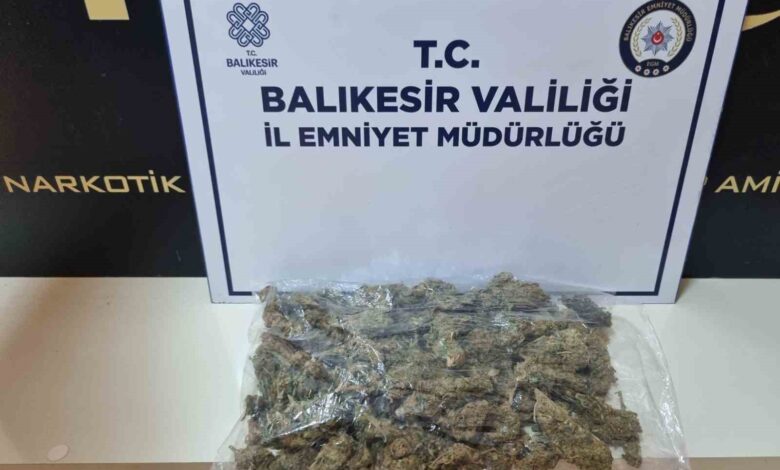Bandırma’da bir şahsın üzerinden 265 gram esrar ele geçirildi 1 bandirmada bir sahsin uzerinden 265 gram esrar ele gecirildi 8ab4f4c |