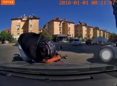 otomobil ile motosikletin carpistigi kaza ani kameraya yansidi e1164a8 |
