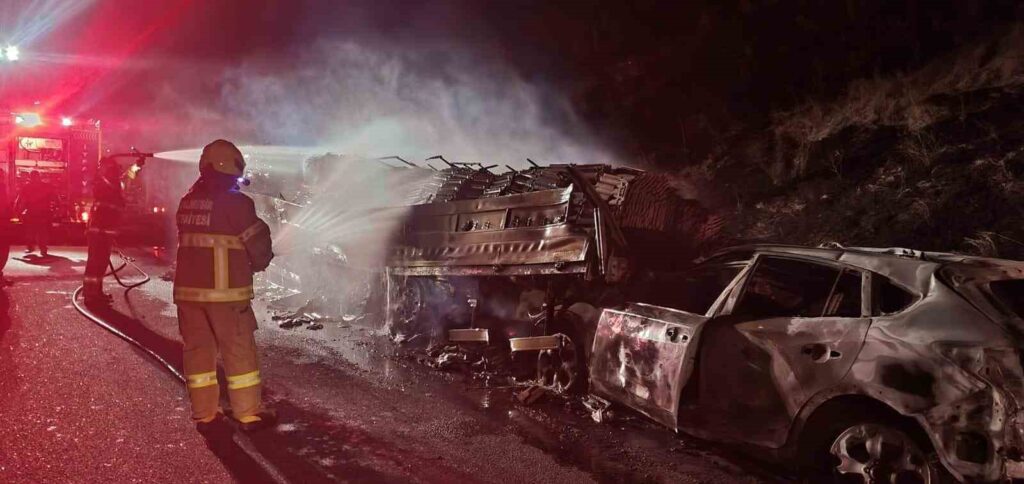 otomobil tira arkadan carpti dorse de otomobil de kullanilamaz hale geldi c1cd1f3 |