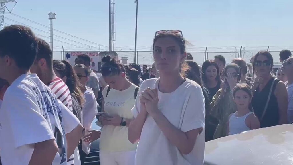 tahliye karari sonrasi dilan polatin yakinlari cezaevi onune geldi e9a587b |