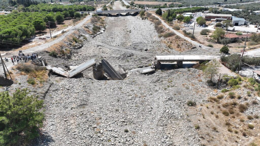 Zeytinli Çayı'nda yıkılan köprünün yeniden yapılması isteniyor 1 WhatsApp Image 2024 09 13 at 16.14.48 |