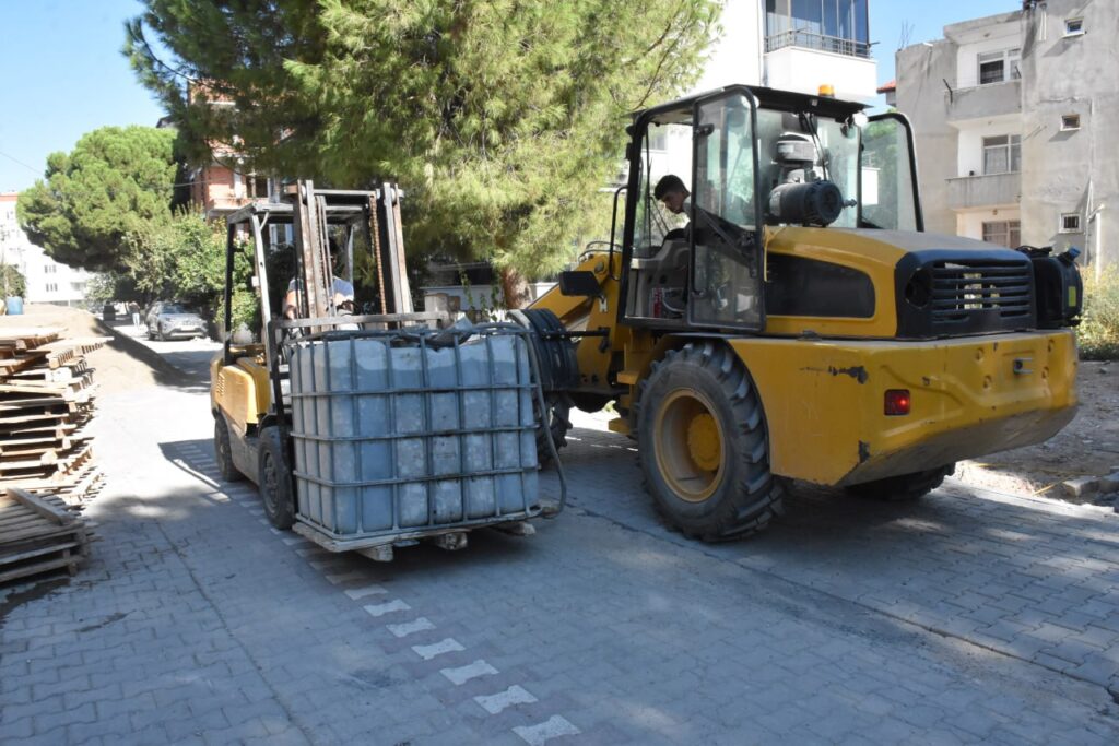 Edremit’te yol çalışmaları devam ediyor 2 WhatsApp Image 2024 09 26 at 09.34.35 |