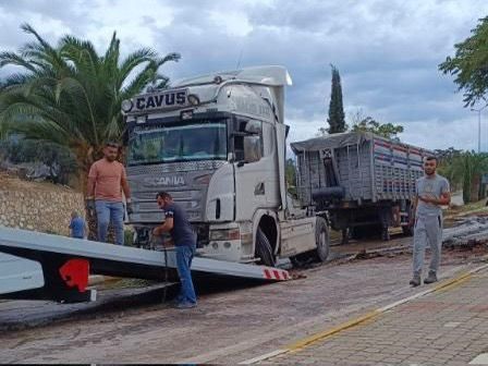 Balıkesir Erdek’te orta refüjü aşan tır karşı şeride geçti, sürücü yaralandı 1 balikesir erdekte orta refuju asan tir karsi seride gecti surucu yaralandi 58ac2e4 |