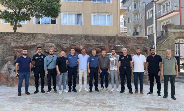 bandirma emniyeti ve bandirmaspor taraftarlarindan tribun guvenligi icin is birligi 880003e |