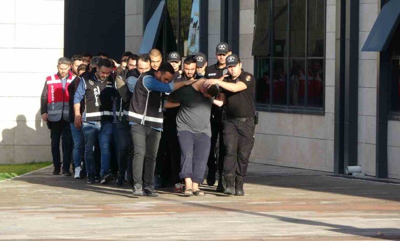 canakkalede polis merkezi onunde 6 kisinin yaralandigi silahli catismanin suphelileri adliyeye sevk edildi 7a7b2e9 |