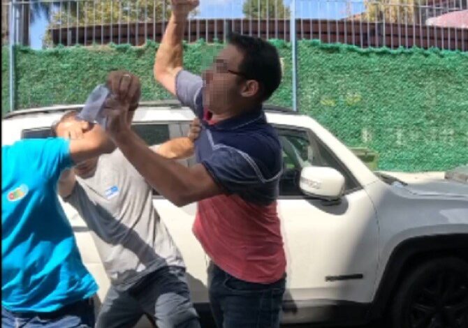 Çocuklarının bulunduğu arabanın camı kırılınca deliye döndü 1 cocuklarinin bulundugu arabanin cami kirilinca deliye dondu ba68236 |