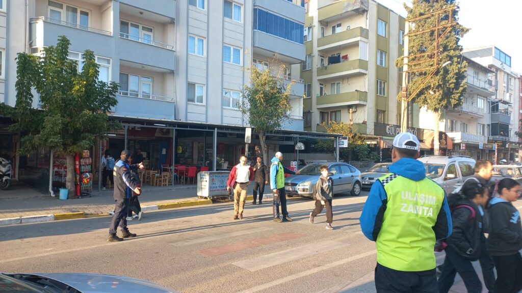 Okul yolunda guvenli gecis 18 |