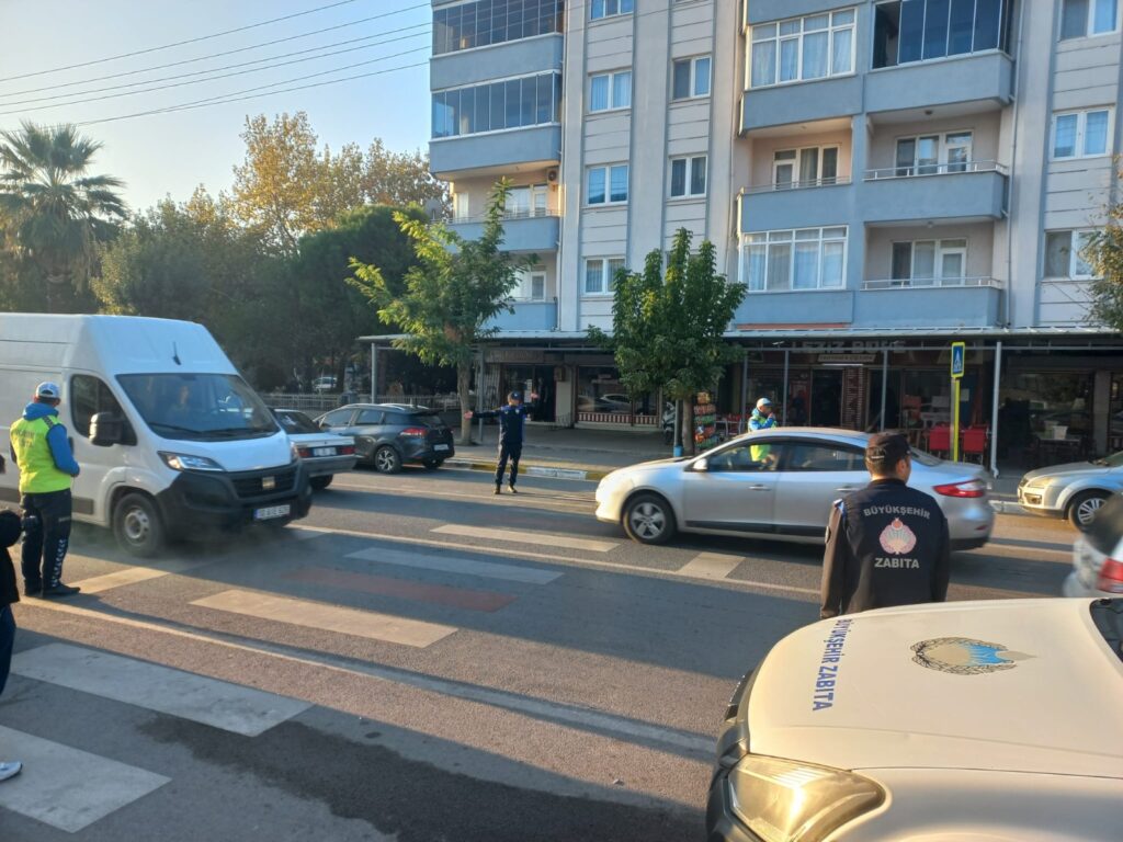 Okul yolunda guvenli gecis 19 |