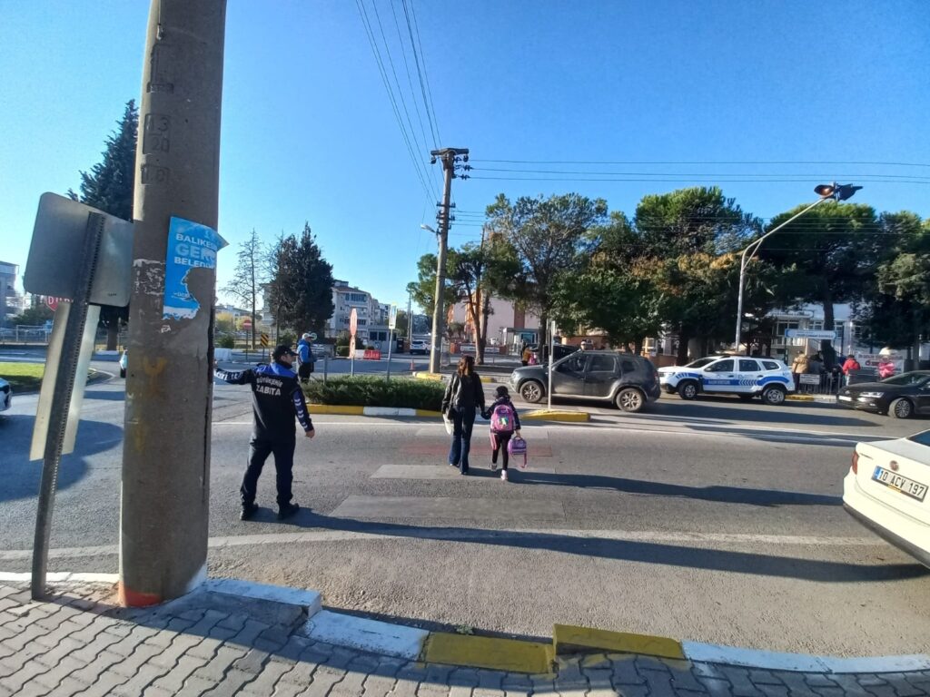 Okul yolunda guvenli gecis 3 |