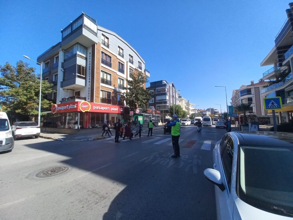 Okul yolunda guvenli gecis 9 |